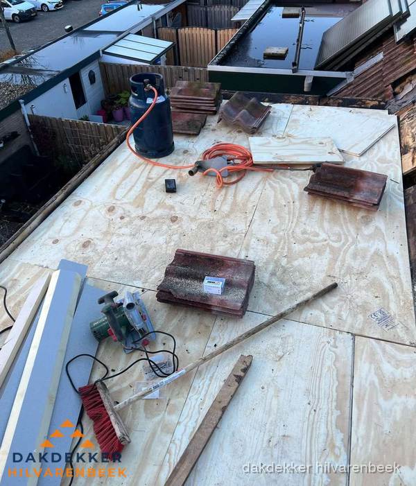 Dakreparatie werkzaamheden op plat dak met gereedschap in Hilvarenbeek Dakreparatie werkzaamheden op plat dak met gereedschap in Hilvarenbeek
