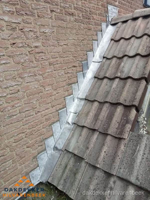 Loodslabben langs dakaansluiting bij bakstenen muur in Hilvarenbeek Loodslabben langs dakaansluiting bij bakstenen muur in Hilvarenbeek