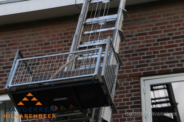 Ladderlift met dakpannen voor dakpan reparatie in Hilvarenbeek