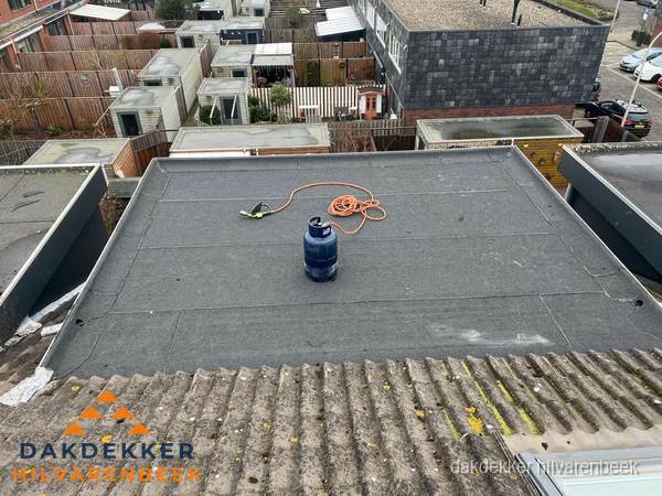 Plat dak met nieuwe bitumen dakbedekking en brandgereedschap in Hilvarenbeek Plat dak met nieuwe bitumen dakbedekking en brandgereedschap in Hilvarenbeek