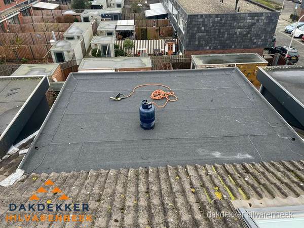 Dakreparatie plat dak met bitumen in Hilvarenbeek Dakreparatie plat dak met bitumen in Hilvarenbeek