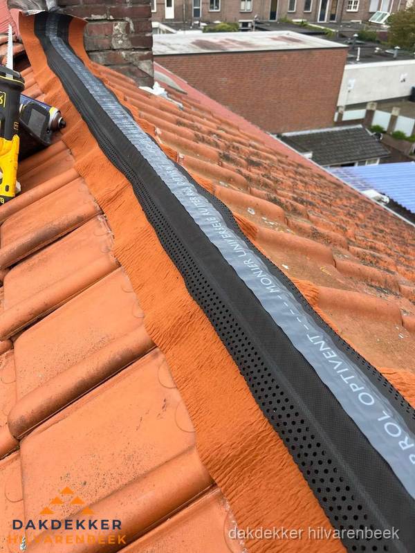 Nokventilatie installeren op hellend pannendak in Hilvarenbeek Nokventilatie installeren op hellend pannendak in Hilvarenbeek