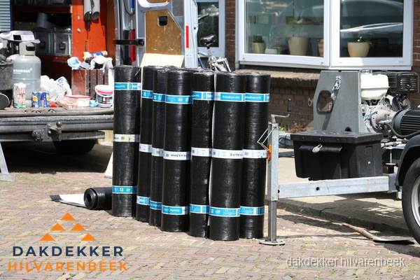 Rollen bitumen dakbedekking klaar voor daklekkage reparatie in Hilvarenbeek