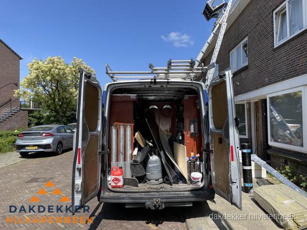 Spoed dakdekker bus met gereedschap en ladder bij woning in Hilvarenbeek Spoed dakdekker bus met gereedschap en ladder bij woning in Hilvarenbeek