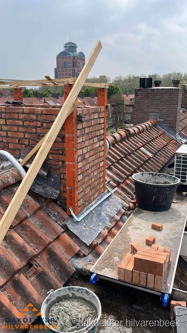 Schoorsteen renovatie met metselwerk op schuin dak in Hilvarenbeek Schoorsteen renovatie met metselwerk op schuin dak in Hilvarenbeek