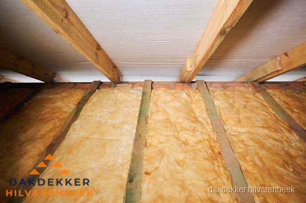 Dakisolatie met glaswol tussen dakspanten in Hilvarenbeek Dakisolatie met glaswol tussen dakspanten in Hilvarenbeek