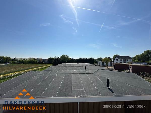 Groot plat dak met bitumen dakbedekking op bedrijfspand in Hilvarenbeek