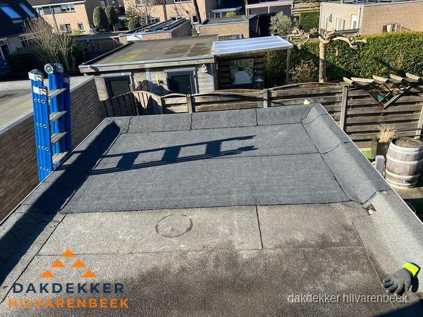 Dakdekker bij bitumen plat dak renovatie in Hilvarenbeek Dakdekker bij bitumen plat dak renovatie in Hilvarenbeek