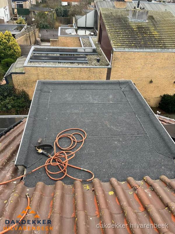 Reparatie aansluiting plat dak en schuin dak in Hilvarenbeek Reparatie aansluiting plat dak en schuin dak in Hilvarenbeek