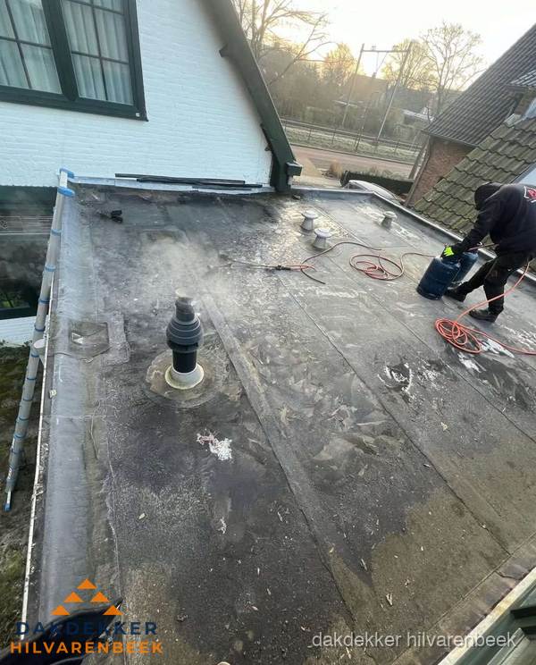 Dakdekker verhelpt daklekkage op plat dak in Hilvarenbeek