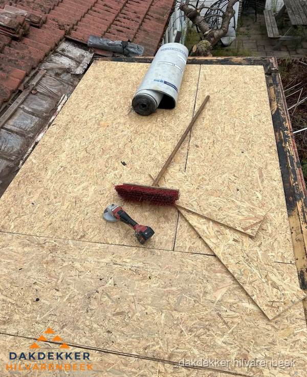 Plat dak vervangen met nieuwe OSB-ondergrond en bitumenrol in Hilvarenbeek