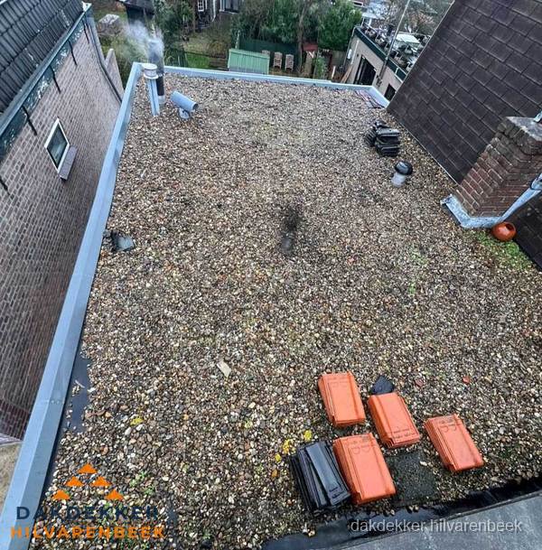 Plat dak met grindballast en dakdoorvoeren in Hilvarenbeek Plat dak met grindballast en dakdoorvoeren in Hilvarenbeek