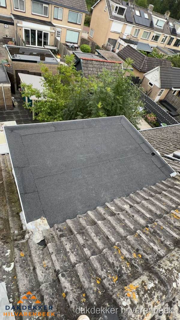 Plat dak aanbouw met bitumen dakbedekking in woonwijk Hilvarenbeek