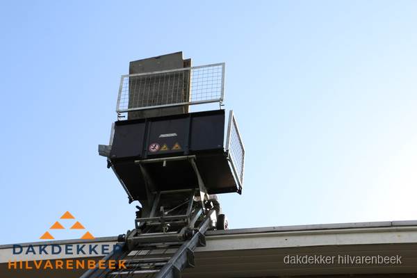 Dakdekkerslift voor materiaal transport bij dakwerkzaamheden in Hilvarenbeek Dakdekkerslift voor materiaal transport bij dakwerkzaamheden in Hilvarenbeek