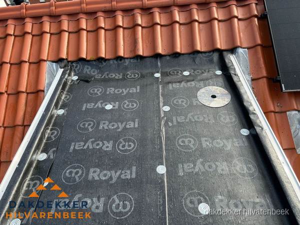 Nieuw dak met dakpannen en Royal onderlaag bij woning in Hilvarenbeek Nieuw dak met dakpannen en Royal onderlaag bij woning in Hilvarenbeek