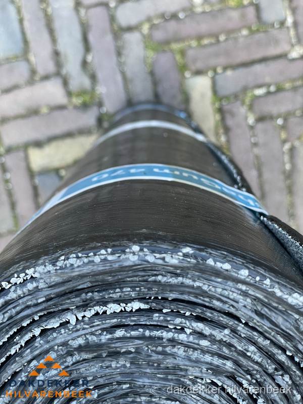 Rol bitumen dakleer met leislag voor plat dak in Hilvarenbeek