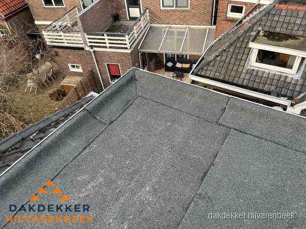 Overzicht plat dak met dakgoot in woonwijk Hilvarenbeek Overzicht plat dak met dakgoot in woonwijk Hilvarenbeek