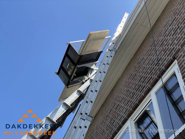 Dakgoot vervangen met dakdekkerslift in Hilvarenbeek Dakgoot vervangen met dakdekkerslift in Hilvarenbeek